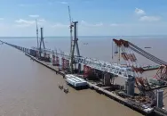 通甬高铁杭州湾跨海大桥南航道桥钢桁梁架成