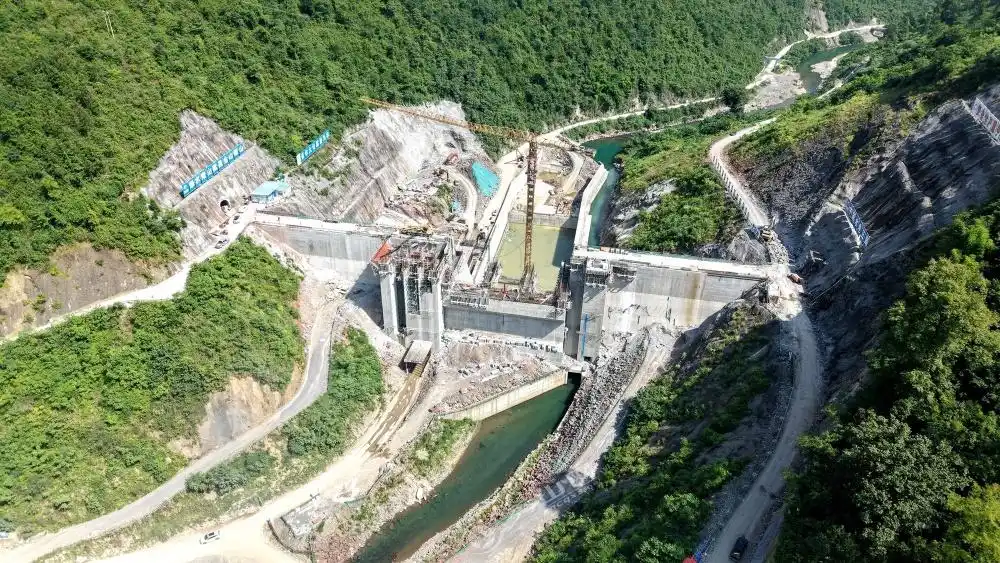 秀山桐梓水库大坝顺利封顶